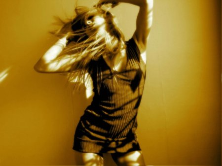 Девушка танцует