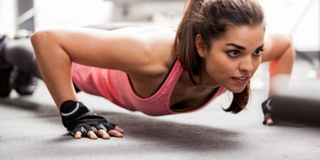 Девушка занимается спортом