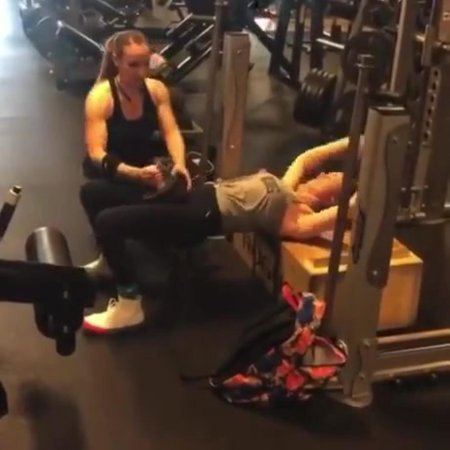 Девушка в тренажерном зале