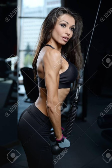 Девочка в спортзале занимается девушки щекотно