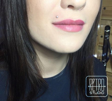 Пирсинг над верхней губой