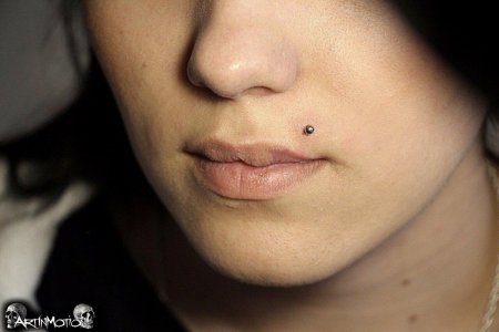 Лабрет пирсинг губы Монро