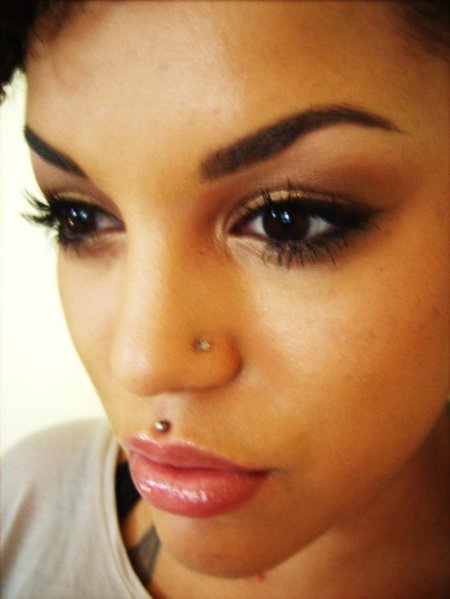 Прокол губы Монро и Мадонна