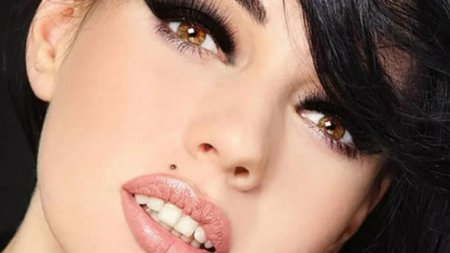 Пирсинг над губой у девушек