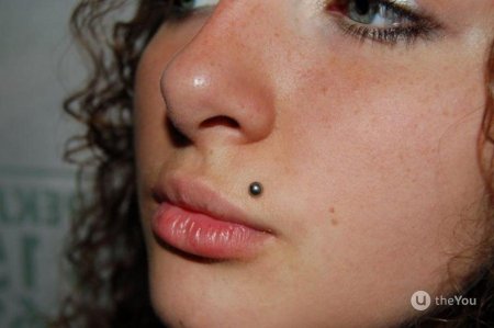 Пирсинг мушка над губой