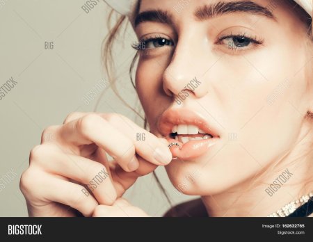 Девушка пирсинг