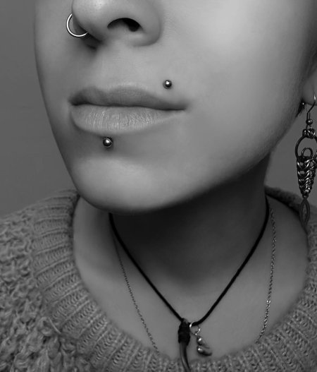Пирсинг над губой