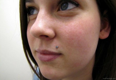 Пирсинг над верхней губой