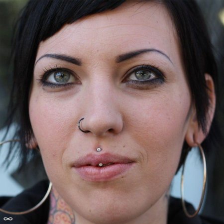 Красивый пирсинг на лице