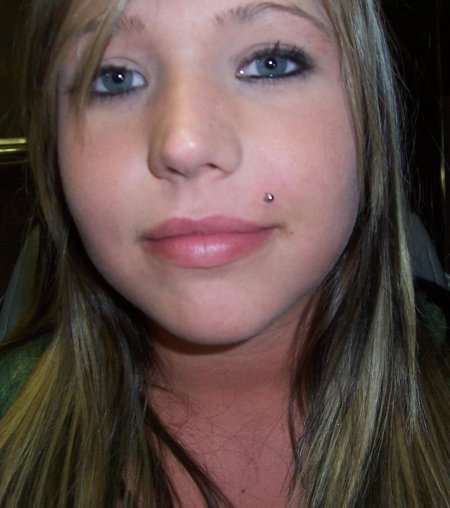 Пирсинг над верхней губой