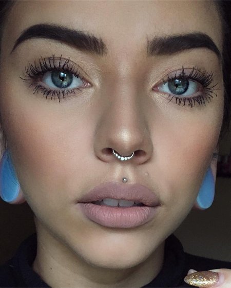 Красивый пирсинг на лице