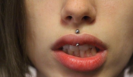 Прокол губы вертикальный лабрет