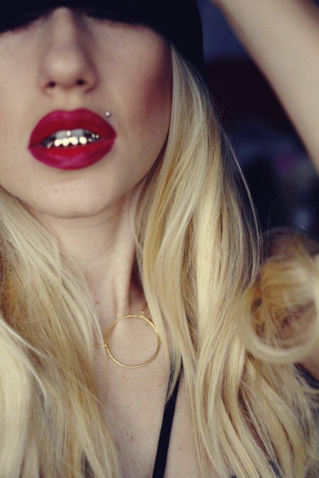 Блондинка с красной помадой
