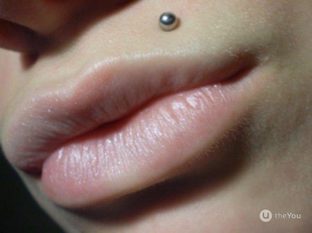 Прокол верхней губы Монро