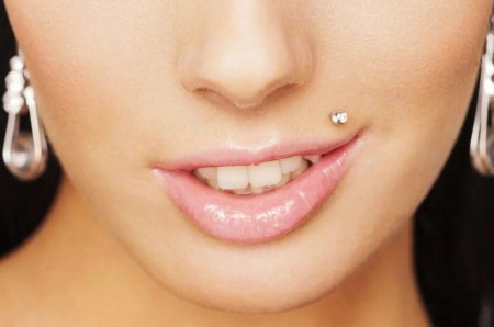 Лабрет губа Монро медуза