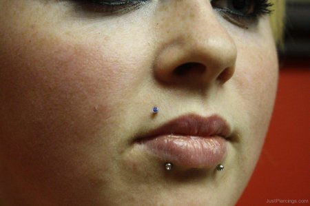 Лабрет пирсинг губы монро