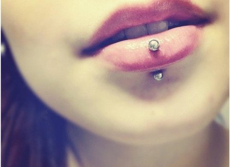 Прокол губы вертикальный лабрет