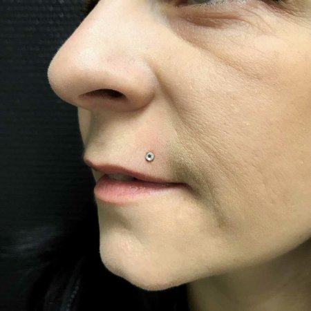 Лабрет губа Монро медуза