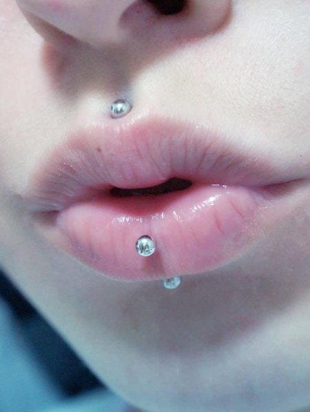 Лабрет губа Монро медуза