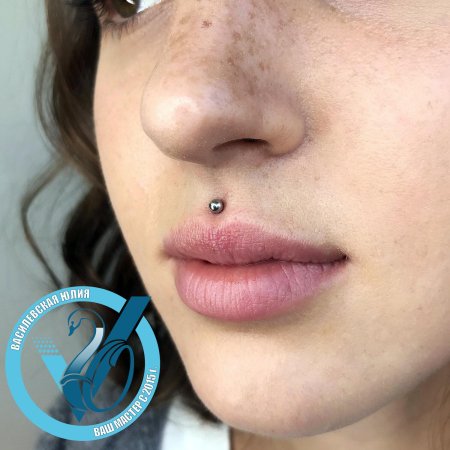 Лабрет пирсинг губы Монро