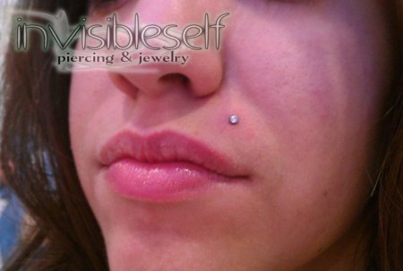 Лабрет пирсинг губы Монро