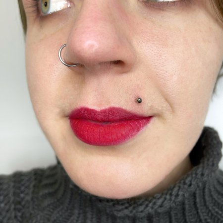 Пирсинг над губой верхней