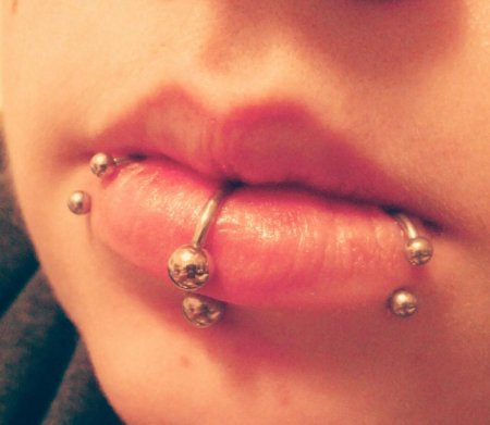 Пирсинг губы кольцо
