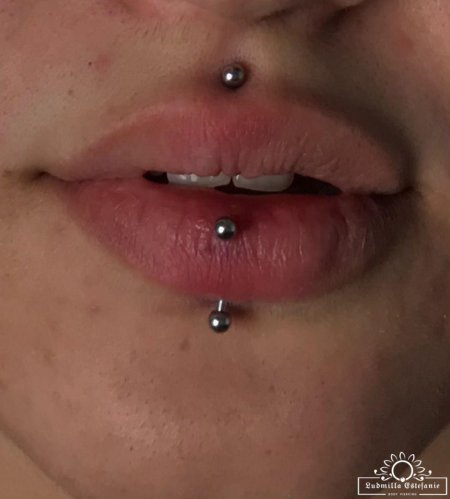 Прокол губы медуза