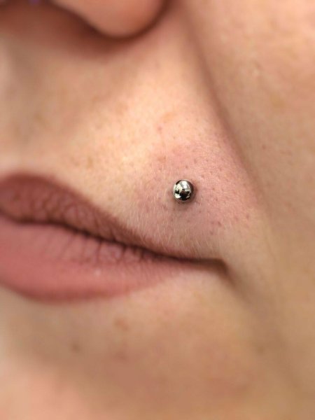 Вертикальный лабрет нижней губы серьга