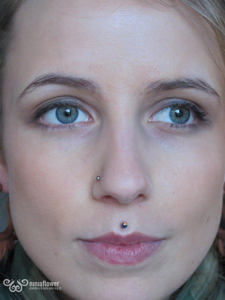 Пирсинг на верхней губе