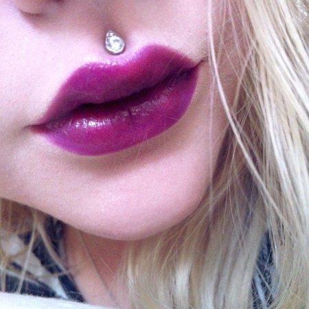 Пирсинг над губой у девушек