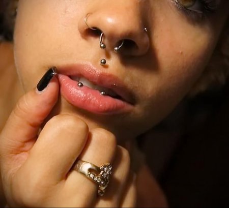 Пирсинг в губах