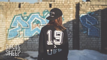 Девушка в кепке