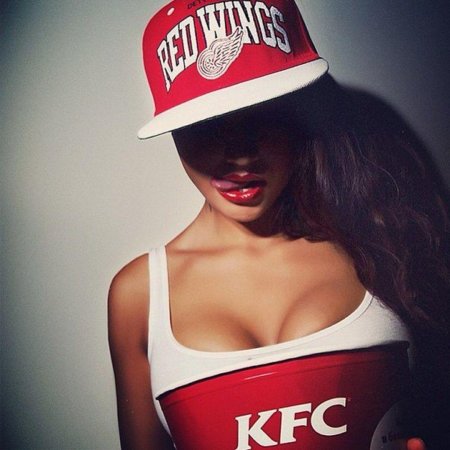 Красивые девушки в бейсболках