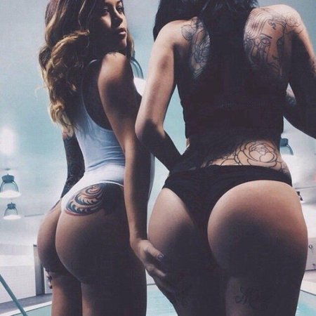 Жопастые девушки с татуировками