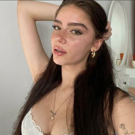 Красива девушка