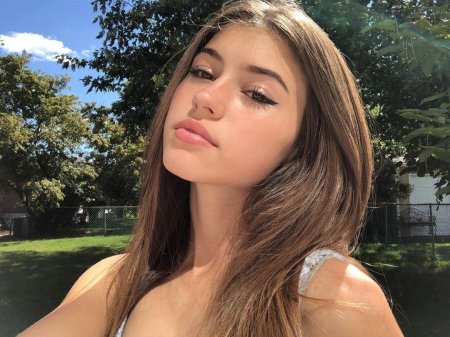 Брюнетка девушка