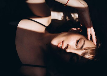 Девушка с закрытыми глазами