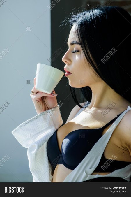 Девушка пьет кофе в белье