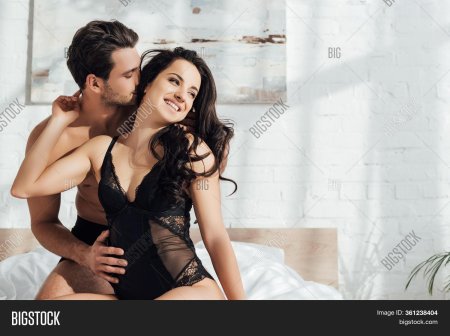 Мужчина и 2 женщины в спальне 9232784034