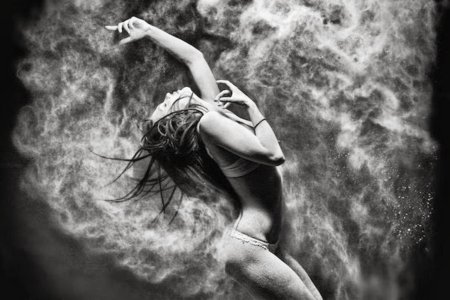 Девушка танцует