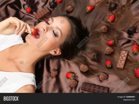 Девушка со сладостями