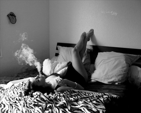 Курит в постели