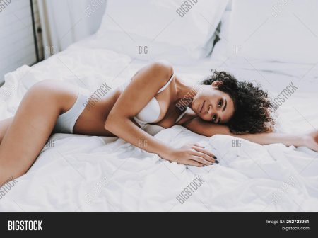 Девушка в Нижнем белье лежит
