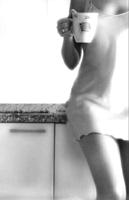 Девушка пьет кофе