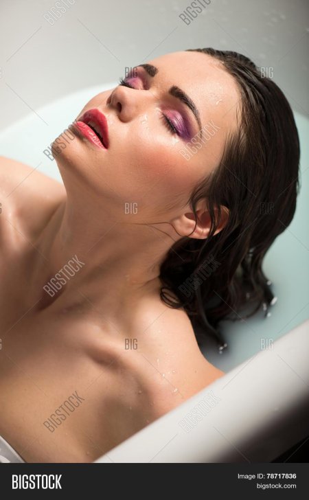 Лицо девушки в ванной