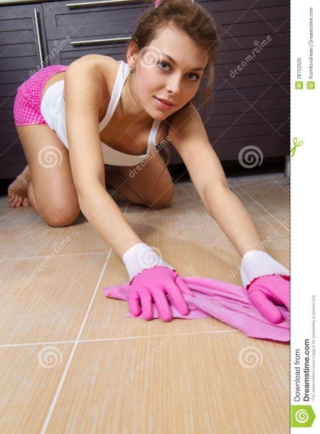 Женщина чистит пол