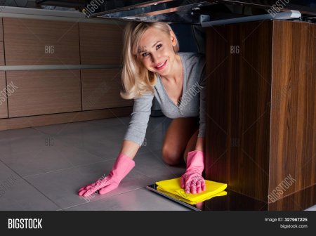 Девушка убирает со стола