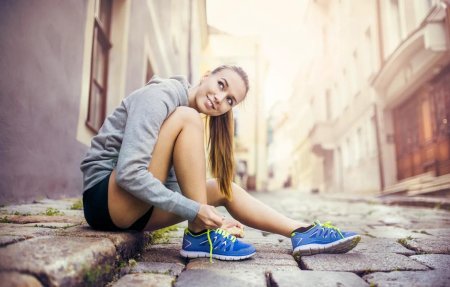 Девушка в кроссовках