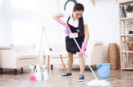 Женщина со шваброй